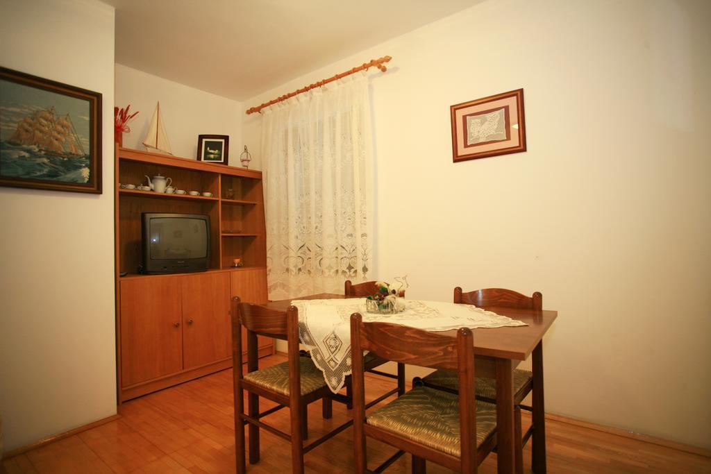 Apartment & Room Dinka, Krk Кърк Екстериор снимка